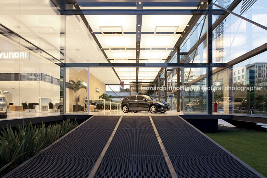 hyundai showroom spadoni+associados