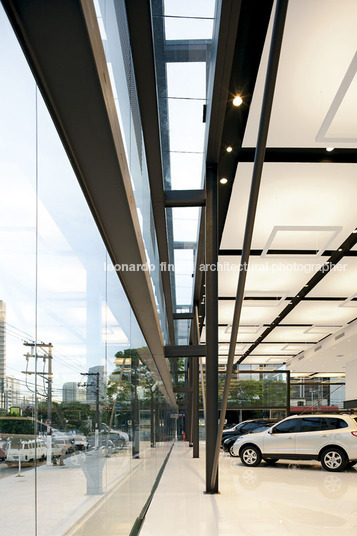 hyundai showroom spadoni+associados