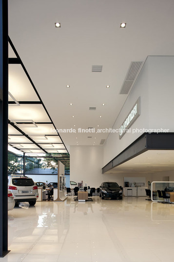 hyundai showroom spadoni+associados