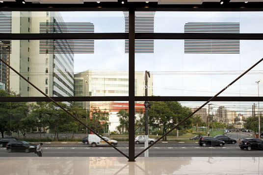 hyundai showroom spadoni+associados