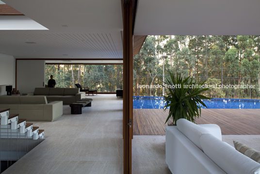 house in tamboré gálvez & márton arquitetura