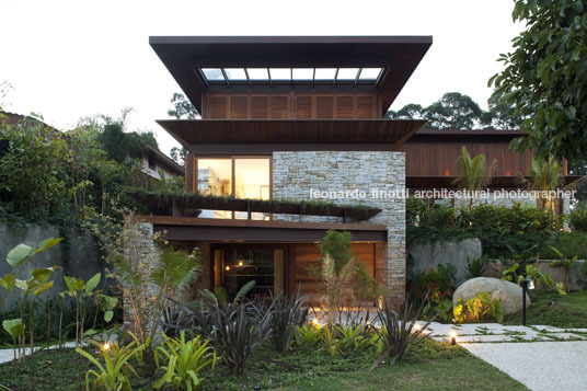 house in tamboré gálvez & márton arquitetura