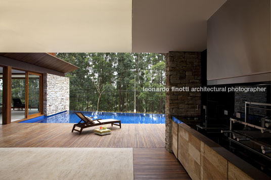 house in tamboré gálvez & márton arquitetura