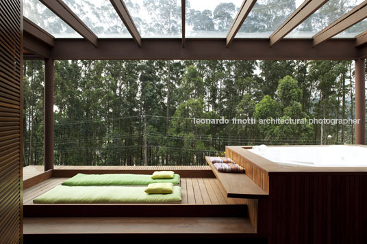 house in tamboré gálvez & márton arquitetura