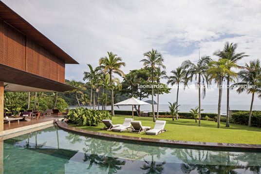 casa jaq - praia da baleia bernardes arquitetura