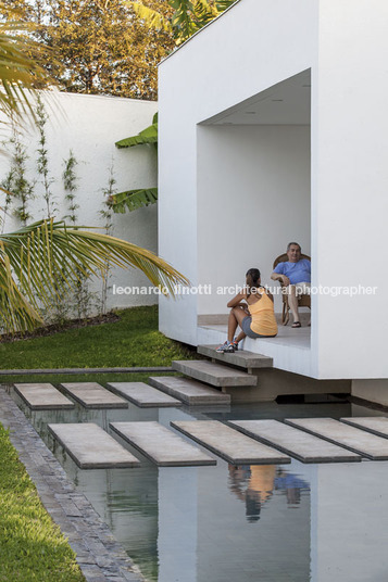 tb house aguirre arquitetura