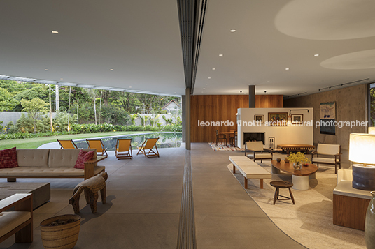 casa triângulo bernardes arquitetura