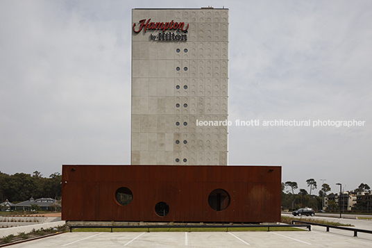 hampton hotel gualano+gualano