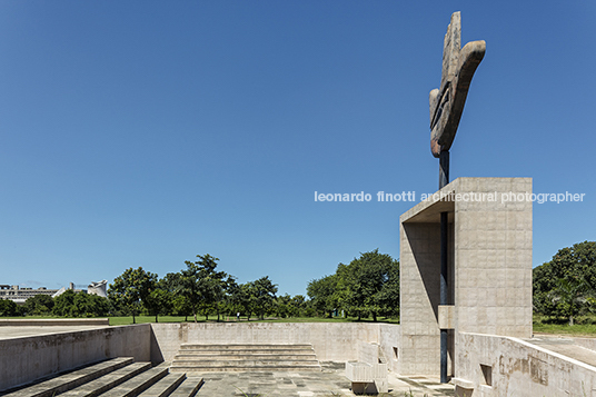 the monument of the open hand le corbusier