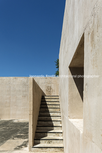 the monument of the open hand le corbusier