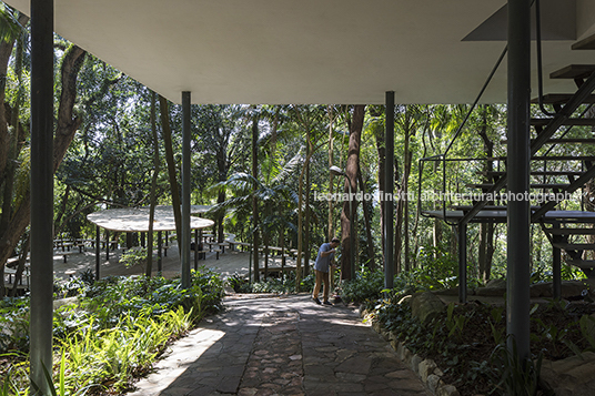 pavilhão de verão da casa de vidro sol camacho