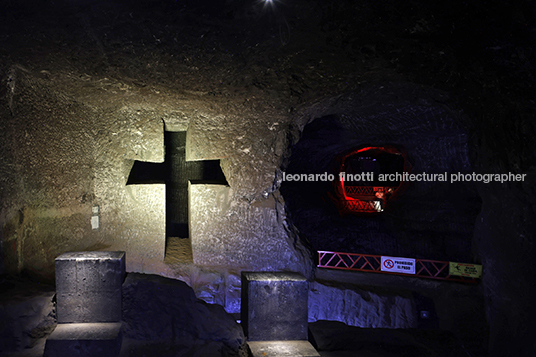 museo subterráneo monumental 180 metros/ catedral de sal yemail arquitectura