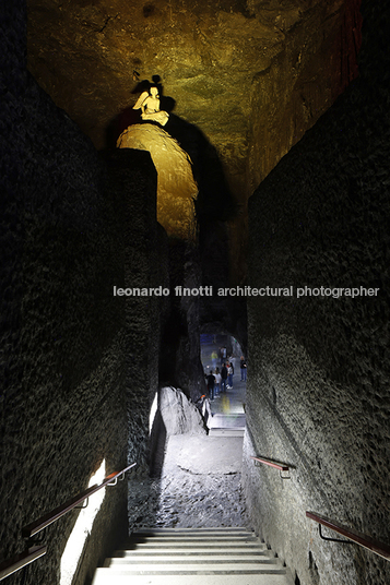 museo subterráneo monumental 180 metros/ catedral de sal yemail arquitectura