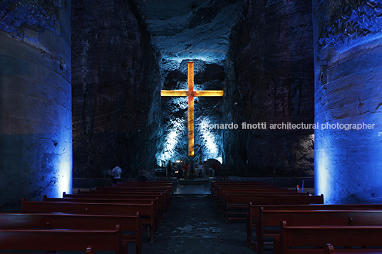 museo subterráneo monumental 180 metros/ catedral de sal yemail arquitectura