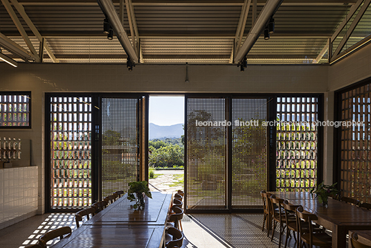 cozinha+loja comunitária mach arquitetos